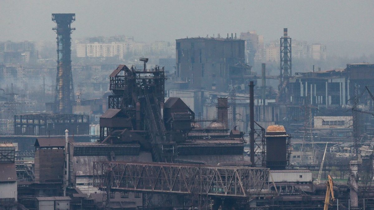 Obránce Azovstalu promluvil: Pod troskami ocelárny jsou uvězněni lidé